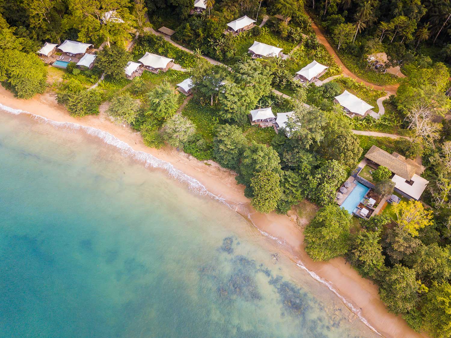 https://www.trackssafaris.co.uk/wp-content/uploads/2022/06/1_3-PRAIA-SUNDY-Aerial-of-main-area-and-tented-villas-copyright-Scott-Ramsay-copy.jpg
