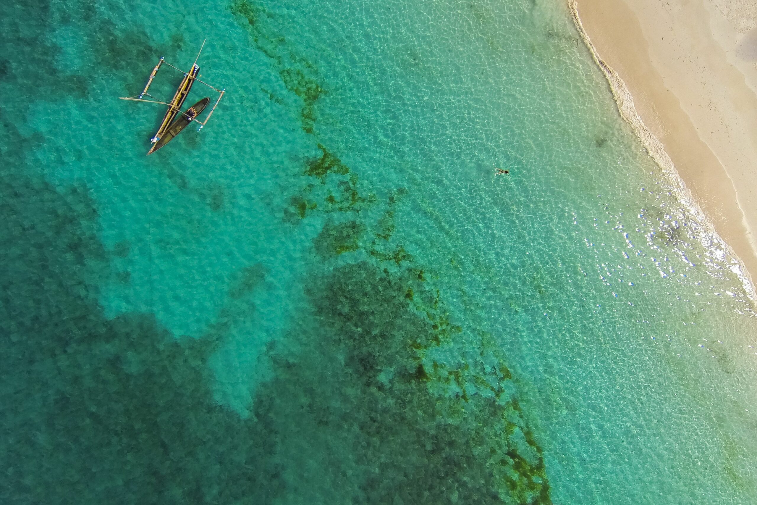https://www.trackssafaris.co.uk/wp-content/uploads/2022/06/MANTA-BOAT-scaled.jpg