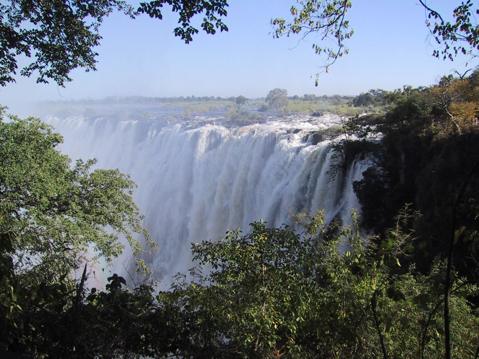 https://www.trackssafaris.co.uk/wp-content/uploads/2022/06/Victoria-FallS.jpg