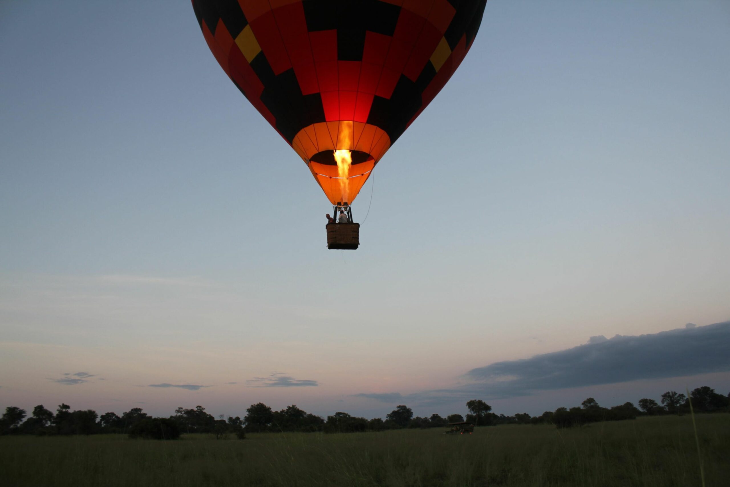 https://www.trackssafaris.co.uk/wp-content/uploads/2022/07/Hot-air-ballooning-scaled.jpg