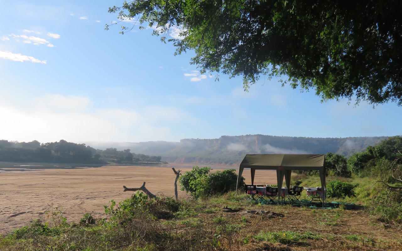 https://www.trackssafaris.co.uk/wp-content/uploads/2022/07/directors_campsite.jpg