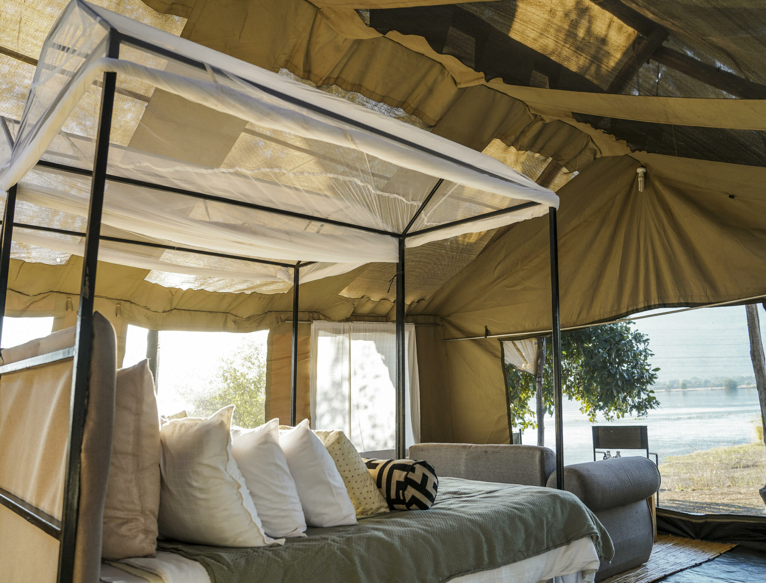 https://www.trackssafaris.co.uk/wp-content/uploads/2022/07/little_vundu_-_room_1_32-scaled.jpg